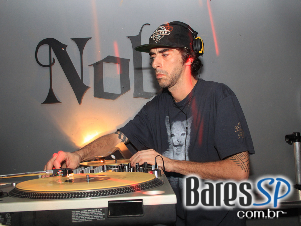 DJ Nuts tocou na noite de quarta-feira no Nola Bar DJ Nuts tocou na noite de quarta-feira no Nola Bar