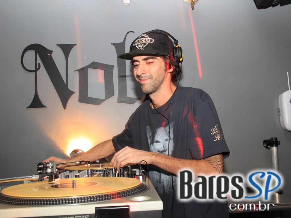 DJ Nuts tocou na noite de quarta-feira no Nola Bar DJ Nuts tocou na noite de quarta-feira no Nola Bar