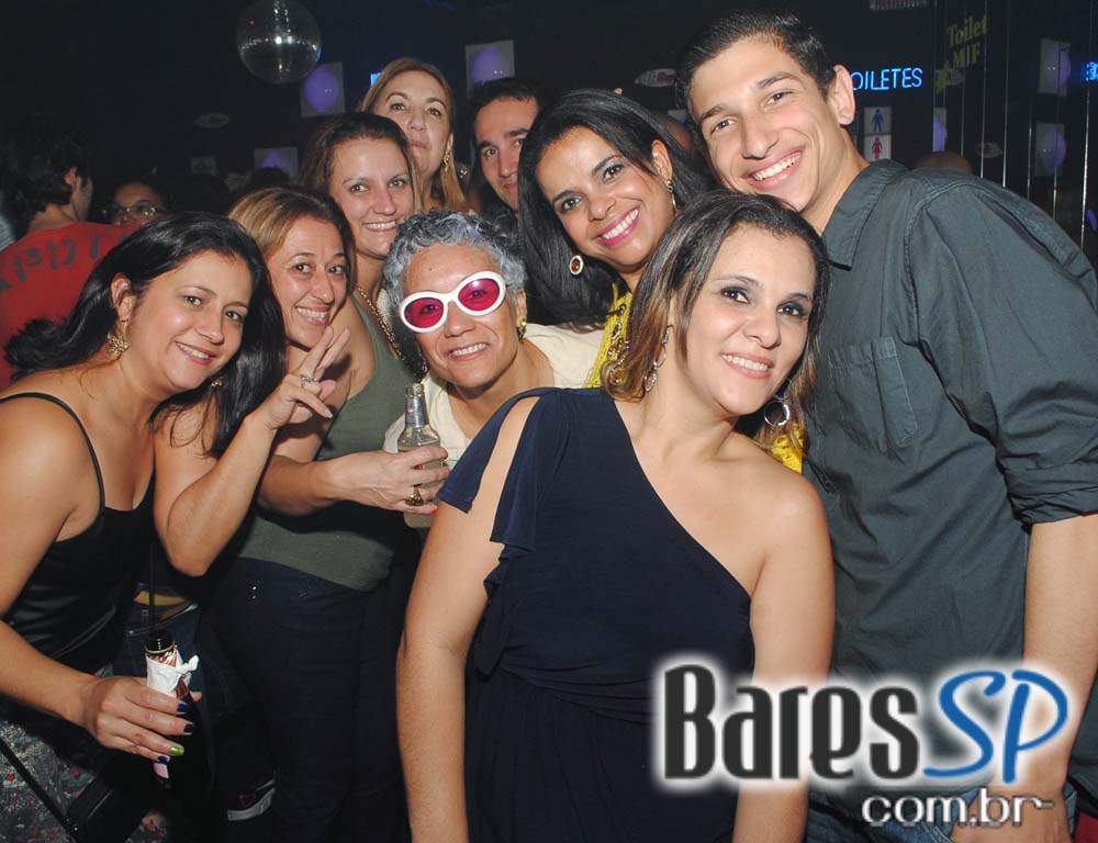 Akbar Lounge & Disco apresentou a Noite do Óculos Escuro Akbar Lounge & Disco apresentou a Noite do Óculos Escuro