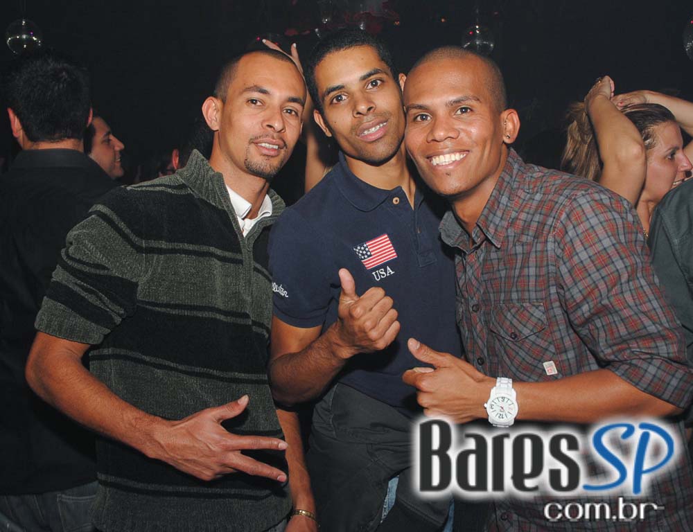 Akbar Lounge & Disco apresentou a Noite do Óculos Escuro Akbar Lounge & Disco apresentou a Noite do Óculos Escuro