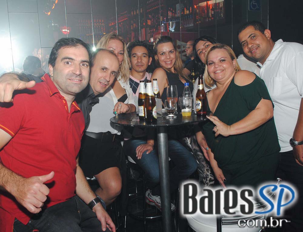 Akbar Lounge & Disco apresentou a Noite do Óculos Escuro Akbar Lounge & Disco apresentou a Noite do Óculos Escuro