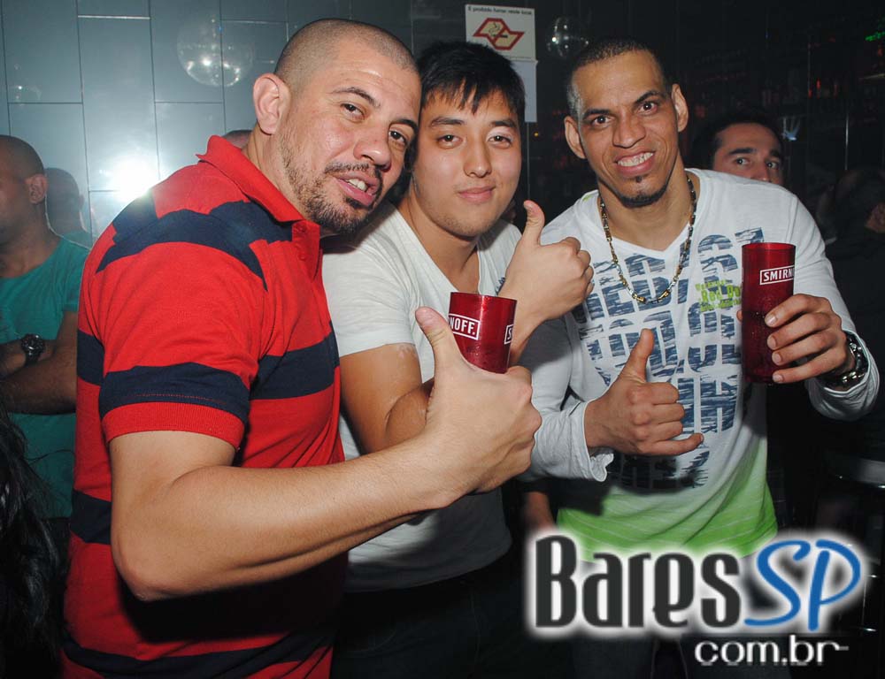 Akbar Lounge & Disco apresentou a Noite do Óculos Escuro Akbar Lounge & Disco apresentou a Noite do Óculos Escuro