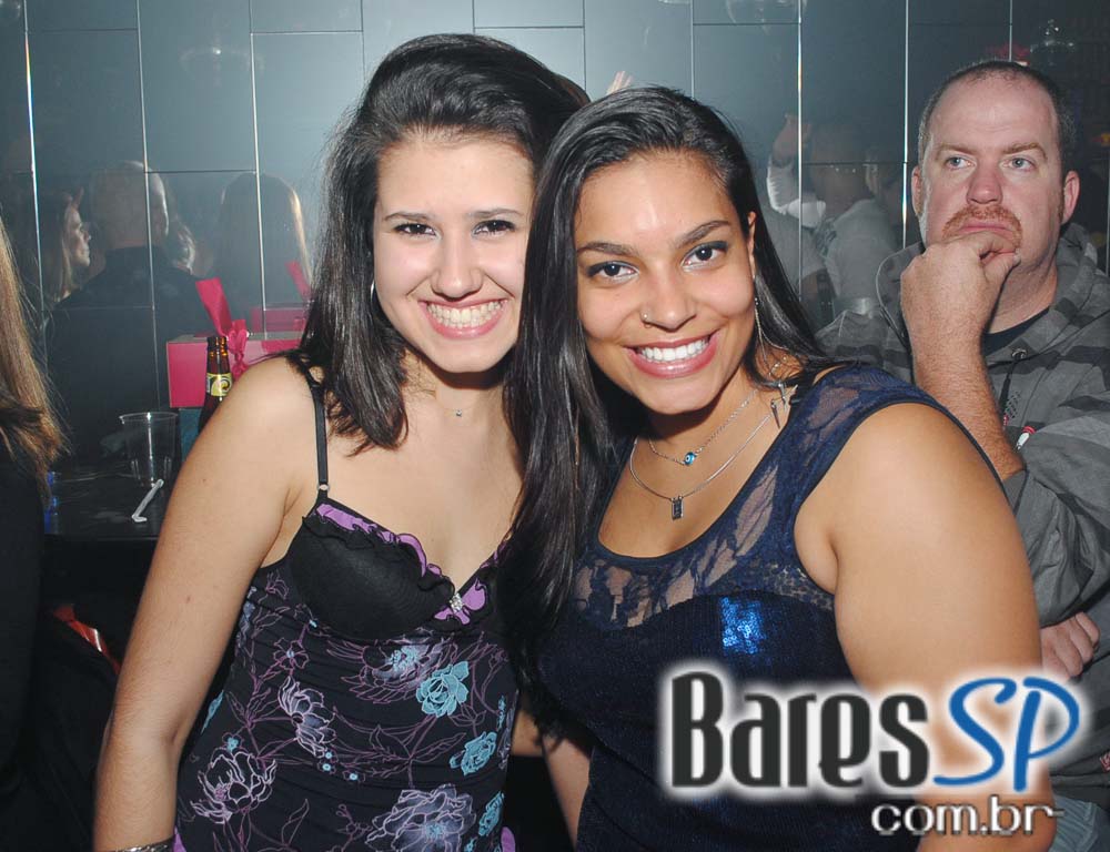 Akbar Lounge & Disco apresentou a Noite do Óculos Escuro Akbar Lounge & Disco apresentou a Noite do Óculos Escuro