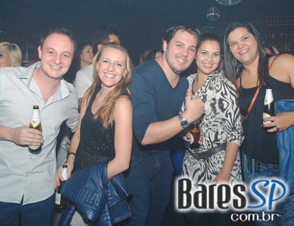 Akbar Lounge & Disco apresentou a Noite do Óculos Escuro Akbar Lounge & Disco apresentou a Noite do Óculos Escuro