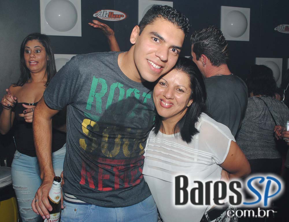Akbar Lounge & Disco apresentou a Noite do Óculos Escuro Akbar Lounge & Disco apresentou a Noite do Óculos Escuro