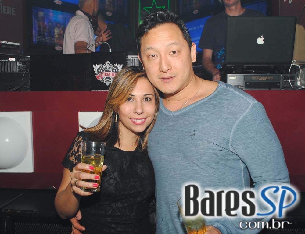 Akbar Lounge & Disco apresentou a Noite do Óculos Escuro Akbar Lounge & Disco apresentou a Noite do Óculos Escuro