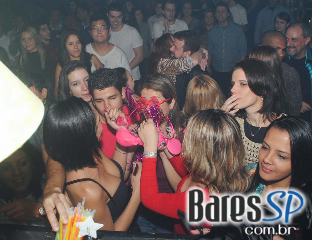 Akbar Lounge & Disco apresentou a Noite do Óculos Escuro Akbar Lounge & Disco apresentou a Noite do Óculos Escuro