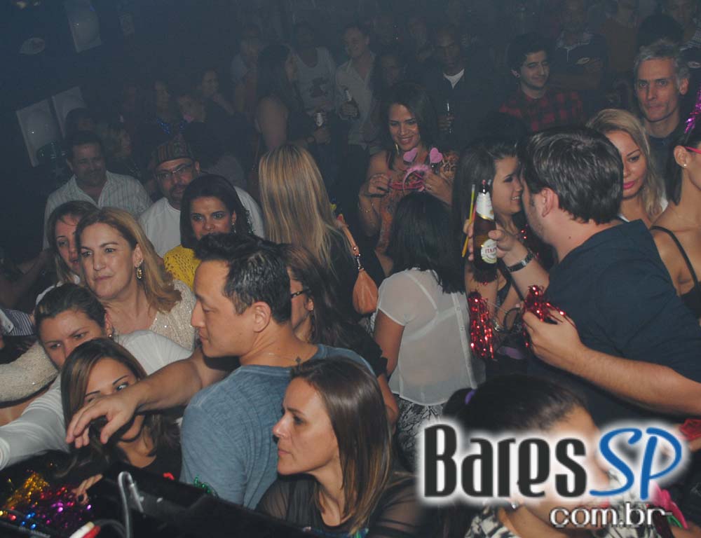 Akbar Lounge & Disco apresentou a Noite do Óculos Escuro Akbar Lounge & Disco apresentou a Noite do Óculos Escuro