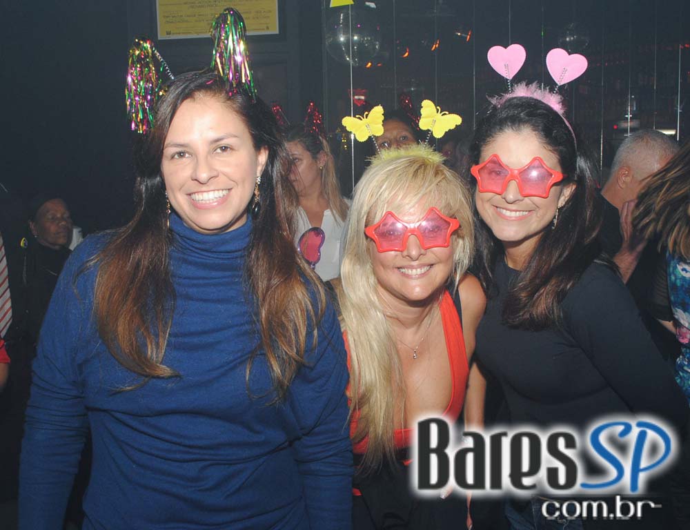 Akbar Lounge & Disco apresentou a Noite do Óculos Escuro Akbar Lounge & Disco apresentou a Noite do Óculos Escuro