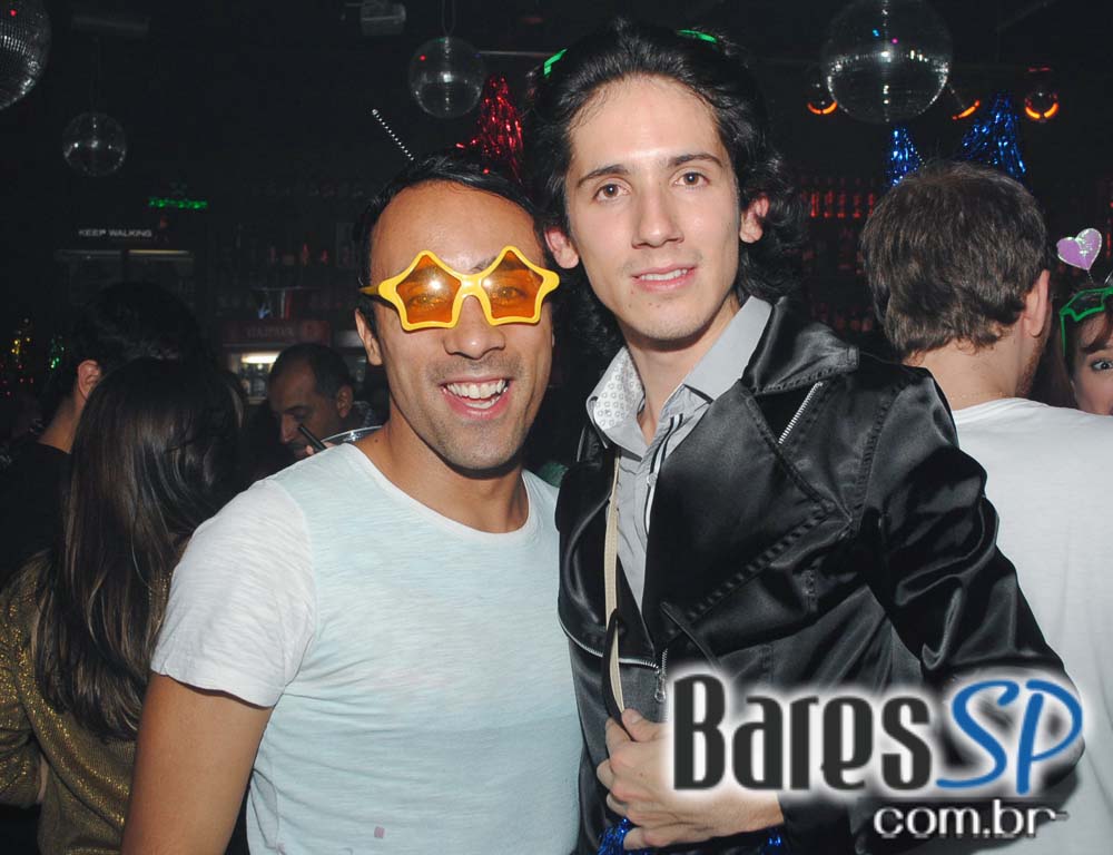 Akbar Lounge & Disco apresentou a Noite do Óculos Escuro Akbar Lounge & Disco apresentou a Noite do Óculos Escuro