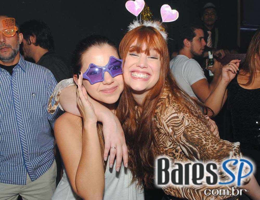 Akbar Lounge & Disco apresentou a Noite do Óculos Escuro Akbar Lounge & Disco apresentou a Noite do Óculos Escuro