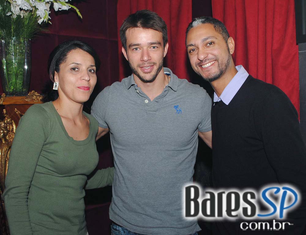 Akbar Lounge & Disco apresentou a Noite do Óculos Escuro Akbar Lounge & Disco apresentou a Noite do Óculos Escuro