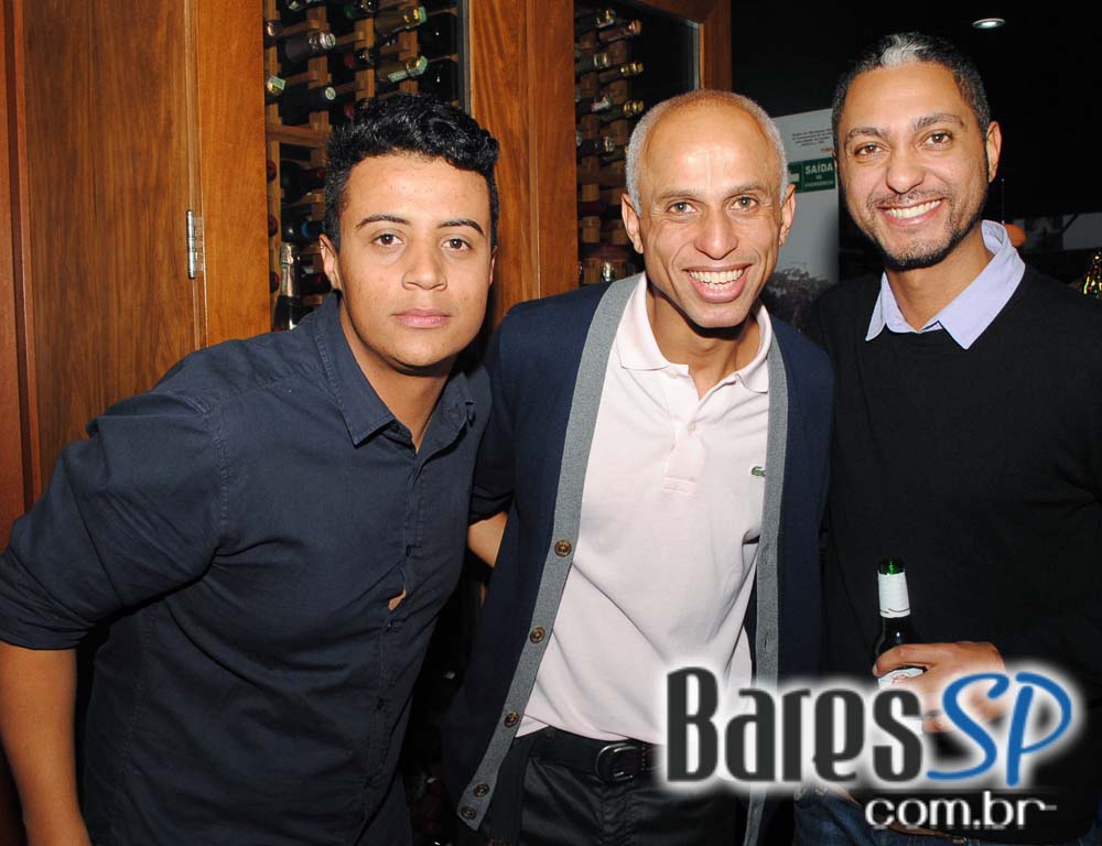 Akbar Lounge & Disco apresentou a Noite do Óculos Escuro Akbar Lounge & Disco apresentou a Noite do Óculos Escuro