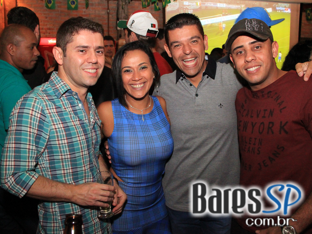 Luciana e Rodrigo Rios animaram o palco do Quintal do Espeto Moema no domingo Luciana e Rodrigo Rios animaram o palco do Quintal do Espeto Moema no domingo