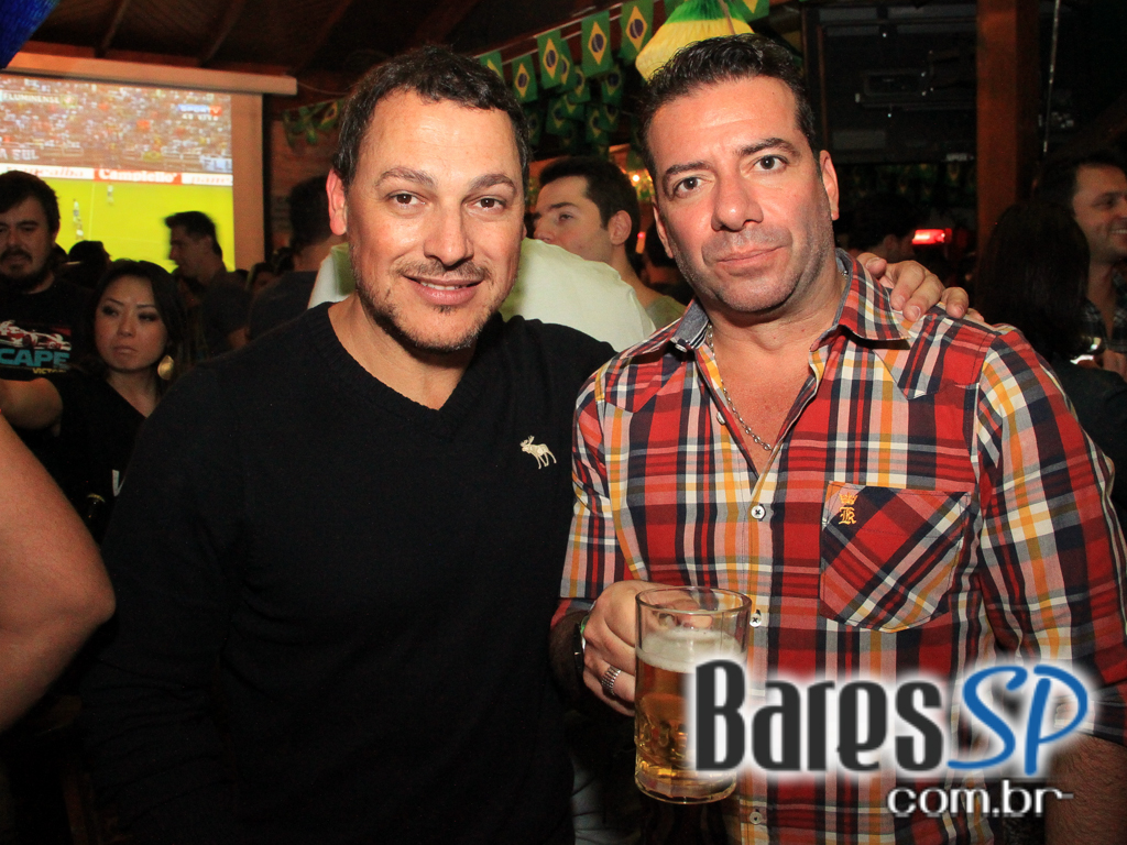 Luciana e Rodrigo Rios animaram o palco do Quintal do Espeto Moema no domingo Luciana e Rodrigo Rios animaram o palco do Quintal do Espeto Moema no domingo