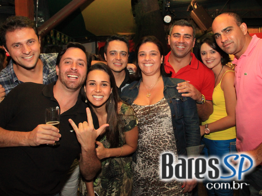 Luciana e Rodrigo Rios animaram o palco do Quintal do Espeto Moema no domingo Luciana e Rodrigo Rios animaram o palco do Quintal do Espeto Moema no domingo