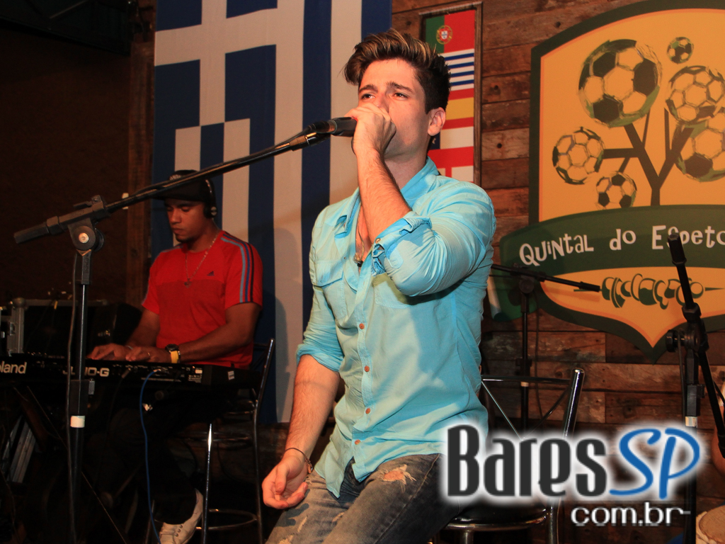 Luciana e Rodrigo Rios animaram o palco do Quintal do Espeto Moema no domingo Luciana e Rodrigo Rios animaram o palco do Quintal do Espeto Moema no domingo