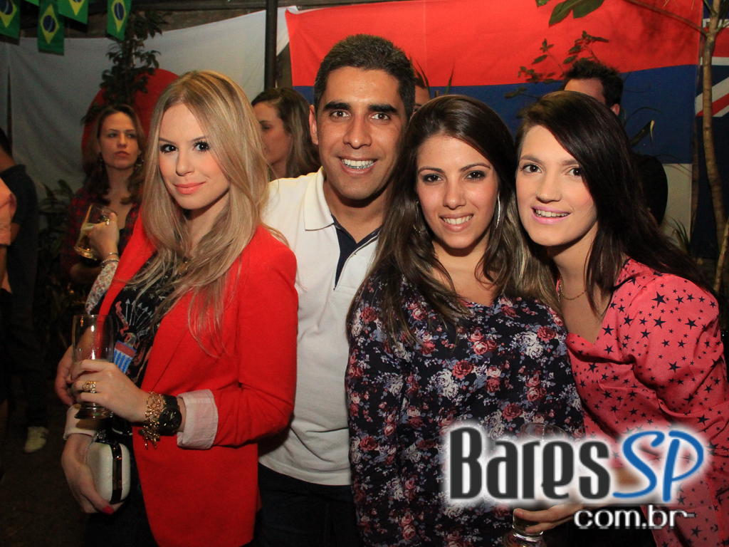 Luciana e Rodrigo Rios animaram o palco do Quintal do Espeto Moema no domingo Luciana e Rodrigo Rios animaram o palco do Quintal do Espeto Moema no domingo