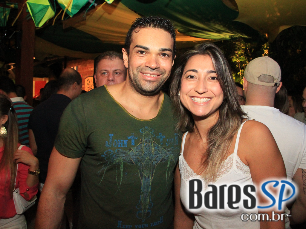 Luciana e Rodrigo Rios animaram o palco do Quintal do Espeto Moema no domingo Luciana e Rodrigo Rios animaram o palco do Quintal do Espeto Moema no domingo