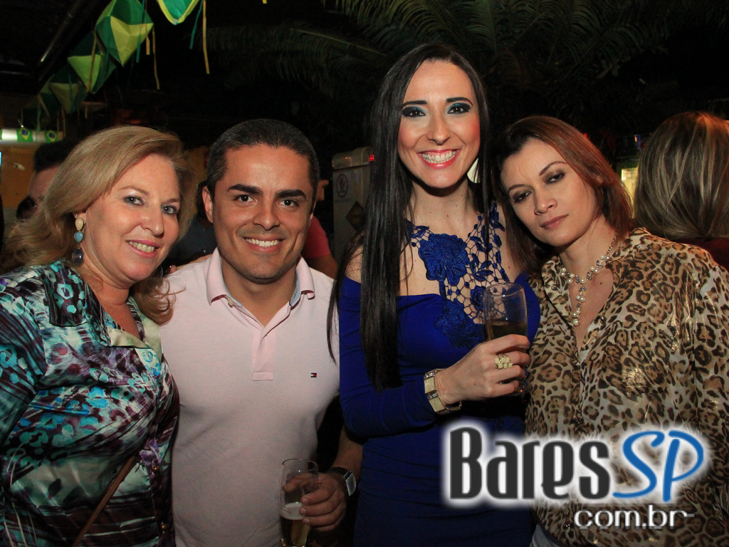 Luciana e Rodrigo Rios animaram o palco do Quintal do Espeto Moema no domingo Luciana e Rodrigo Rios animaram o palco do Quintal do Espeto Moema no domingo