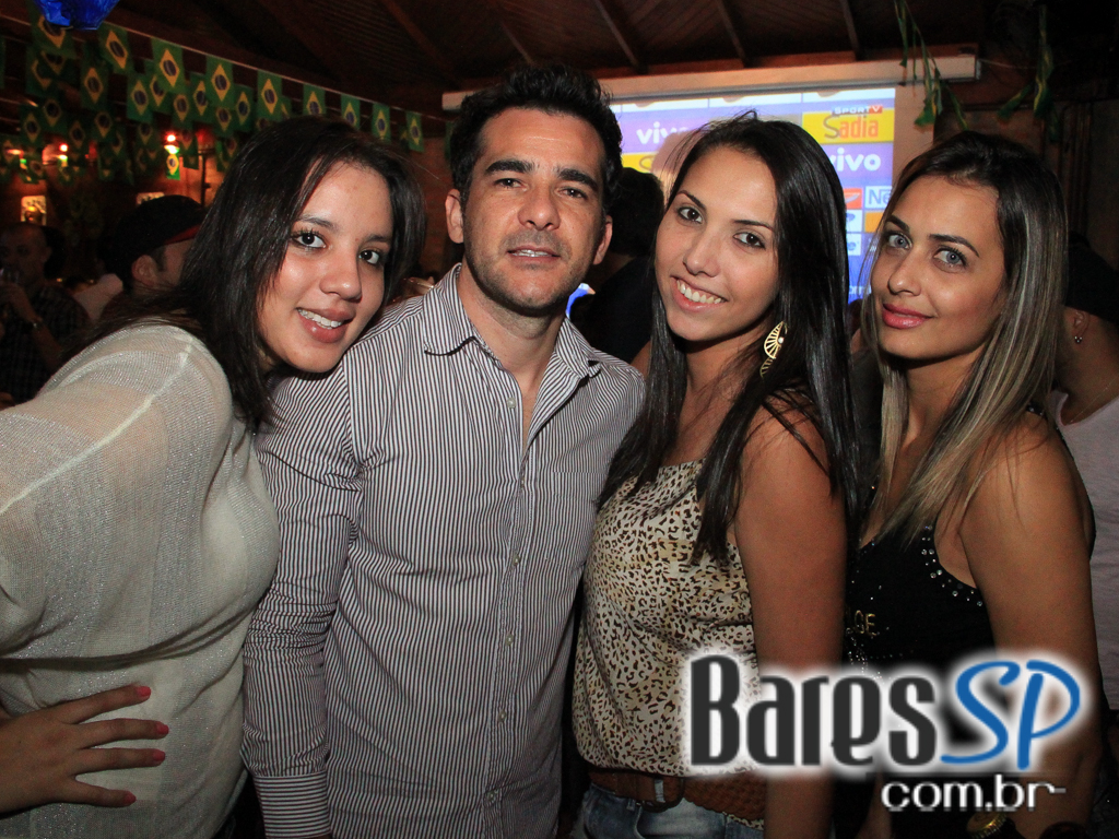 Luciana e Rodrigo Rios animaram o palco do Quintal do Espeto Moema no domingo Luciana e Rodrigo Rios animaram o palco do Quintal do Espeto Moema no domingo