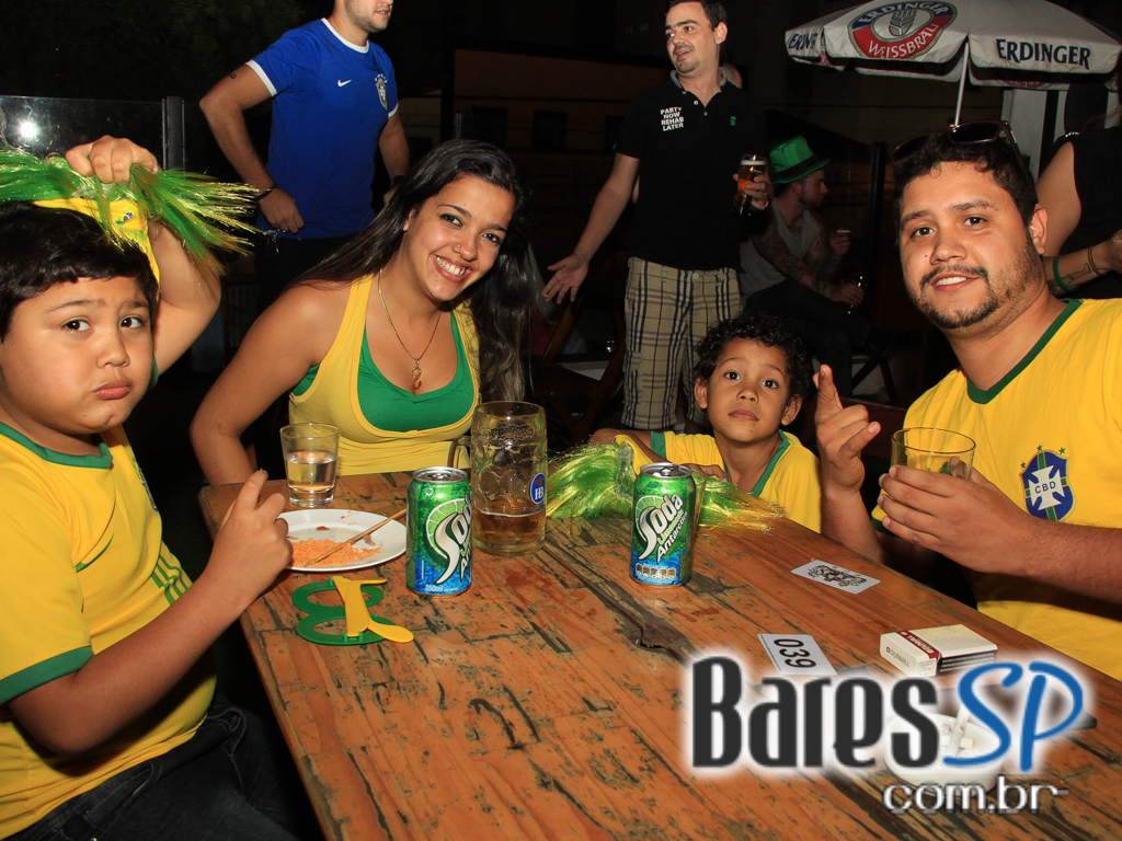 The Equinox transmitiu a abertura da Copa do Mundo com promoção e banda Made In The Equinox transmitiu a abertura da Copa do Mundo com promoção e banda Made In