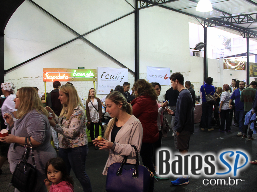 Aconteceu no domingo a Feira Gastronômica Panela na Rua na Praça Benedito Calixto Aconteceu no domingo a Feira Gastronômica Panela na Rua na Praça Benedito Calixto