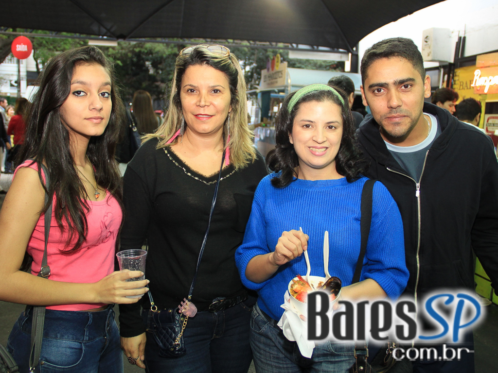 Aconteceu no domingo a Feira Gastronômica Panela na Rua na Praça Benedito Calixto Aconteceu no domingo a Feira Gastronômica Panela na Rua na Praça Benedito Calixto