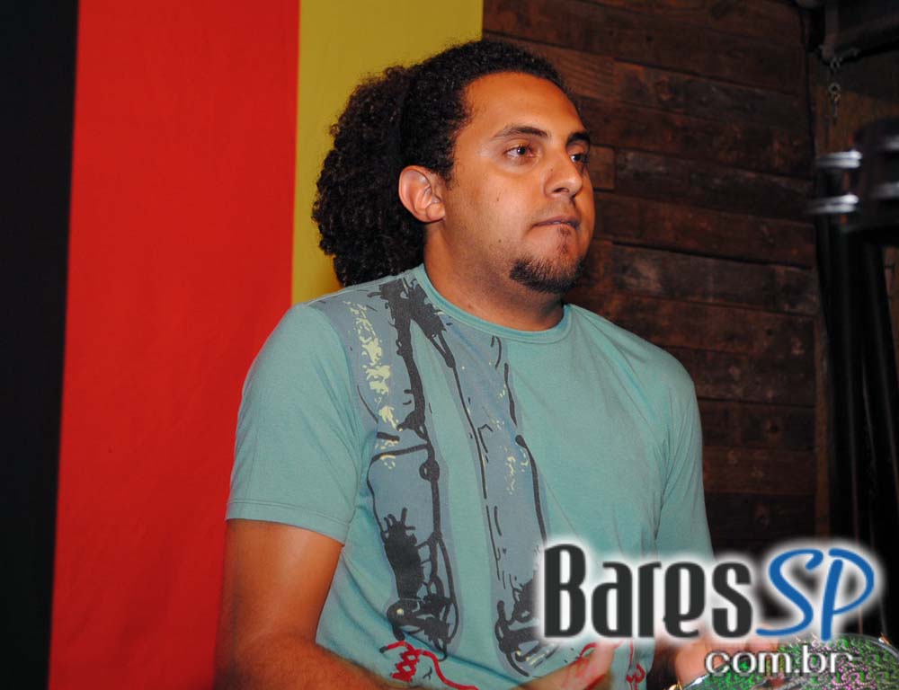 Quintal do Espeto apresentou os agitos do samba rock com banda convidada Quintal do Espeto apresentou os agitos do samba rock com banda convidada