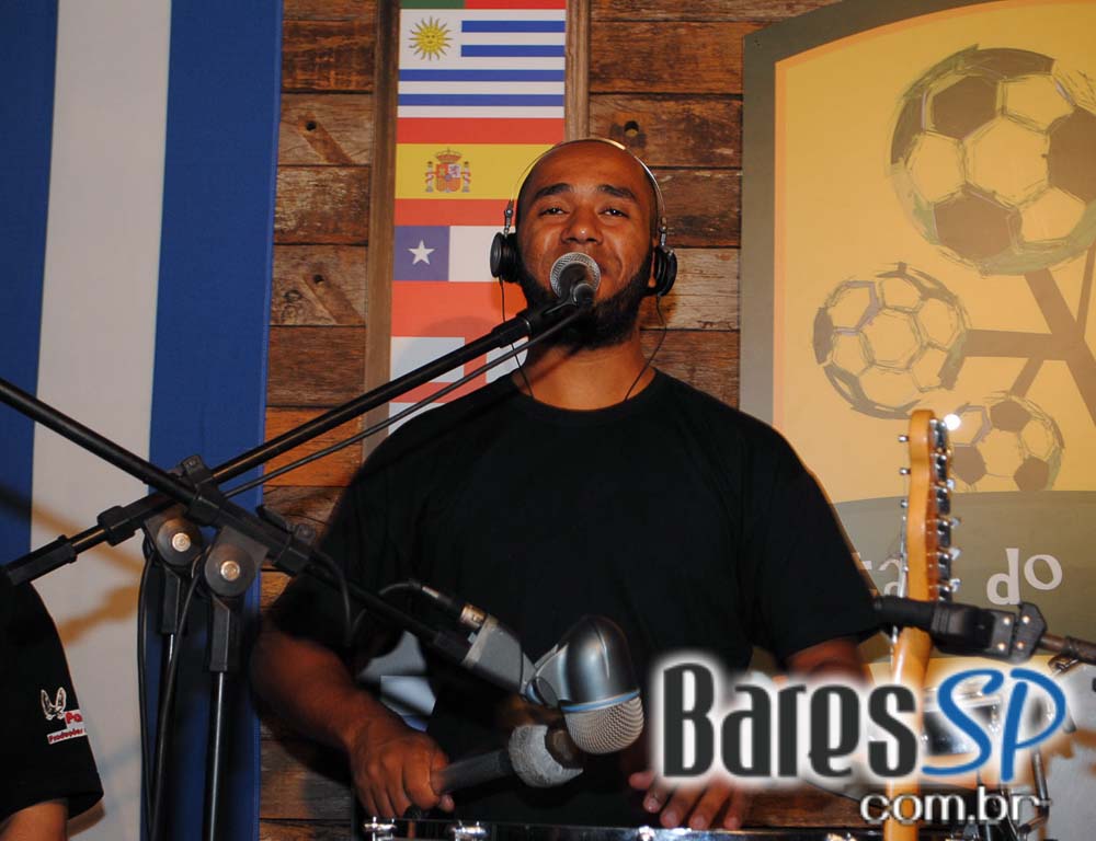 Quintal do Espeto apresentou os agitos do samba rock com banda convidada Quintal do Espeto apresentou os agitos do samba rock com banda convidada