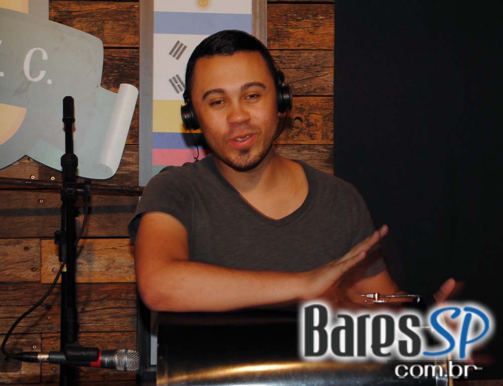 Quintal do Espeto apresentou os agitos do samba rock com banda convidada Quintal do Espeto apresentou os agitos do samba rock com banda convidada