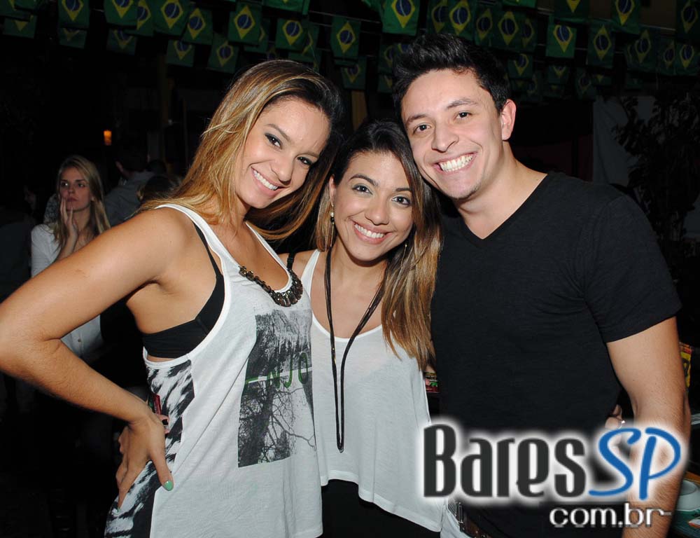 Quintal do Espeto apresentou os agitos do samba rock com banda convidada Quintal do Espeto apresentou os agitos do samba rock com banda convidada