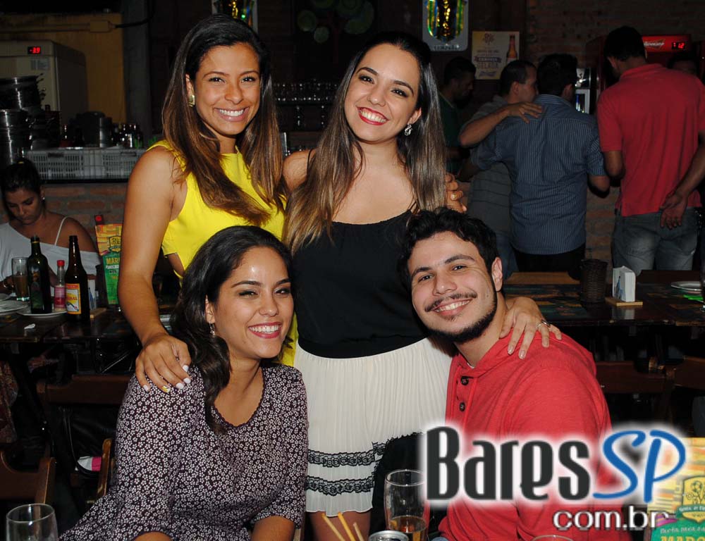 Quintal do Espeto apresentou os agitos do samba rock com banda convidada Quintal do Espeto apresentou os agitos do samba rock com banda convidada