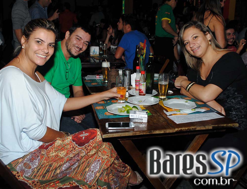 Quintal do Espeto apresentou os agitos do samba rock com banda convidada Quintal do Espeto apresentou os agitos do samba rock com banda convidada