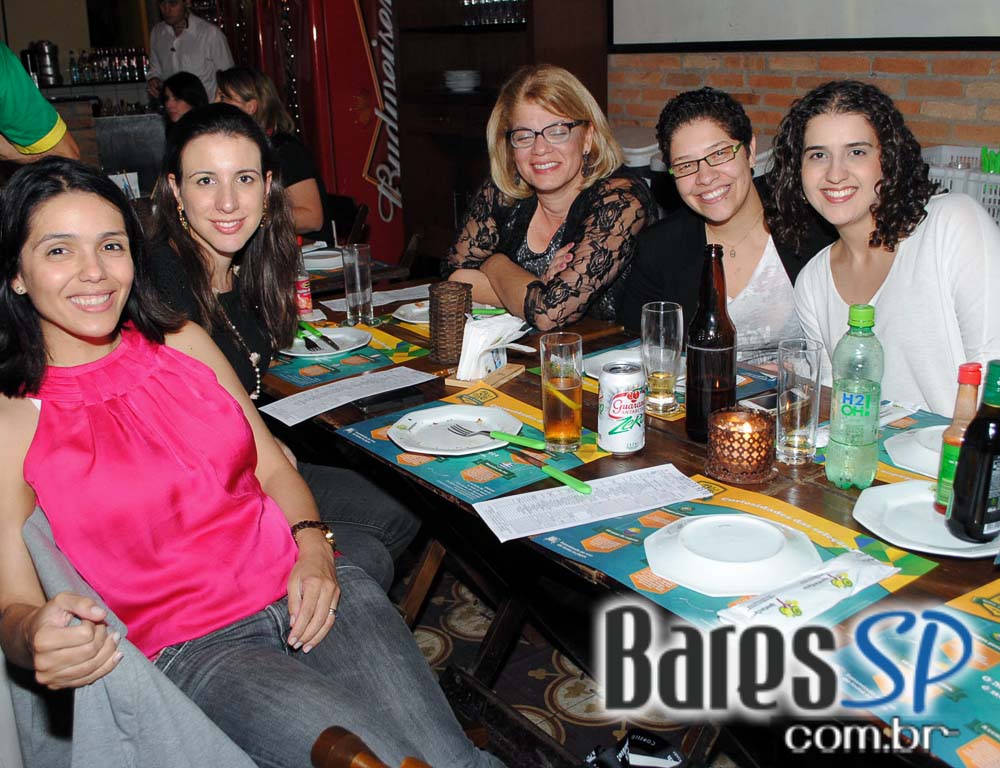 Quintal do Espeto apresentou os agitos do samba rock com banda convidada Quintal do Espeto apresentou os agitos do samba rock com banda convidada