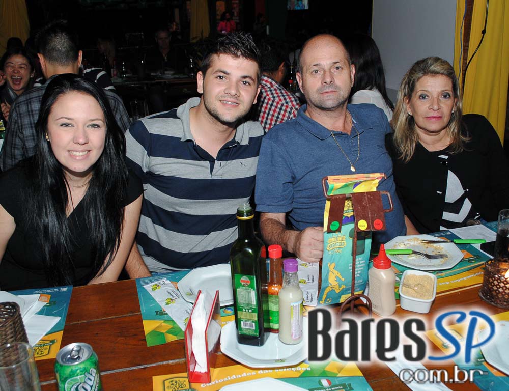 Quintal do Espeto apresentou os agitos do samba rock com banda convidada Quintal do Espeto apresentou os agitos do samba rock com banda convidada