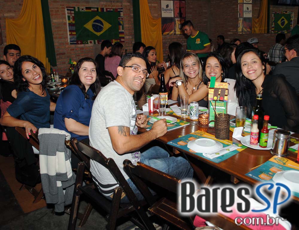 Quintal do Espeto apresentou os agitos do samba rock com banda convidada Quintal do Espeto apresentou os agitos do samba rock com banda convidada