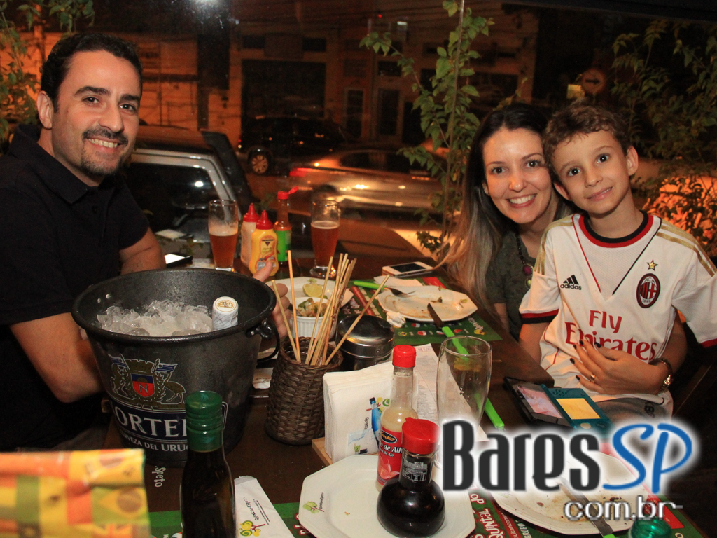 Quintal do Espeto da Lapa ofereceu MPB que animou o público Quintal do Espeto da Lapa ofereceu MPB que animou o público