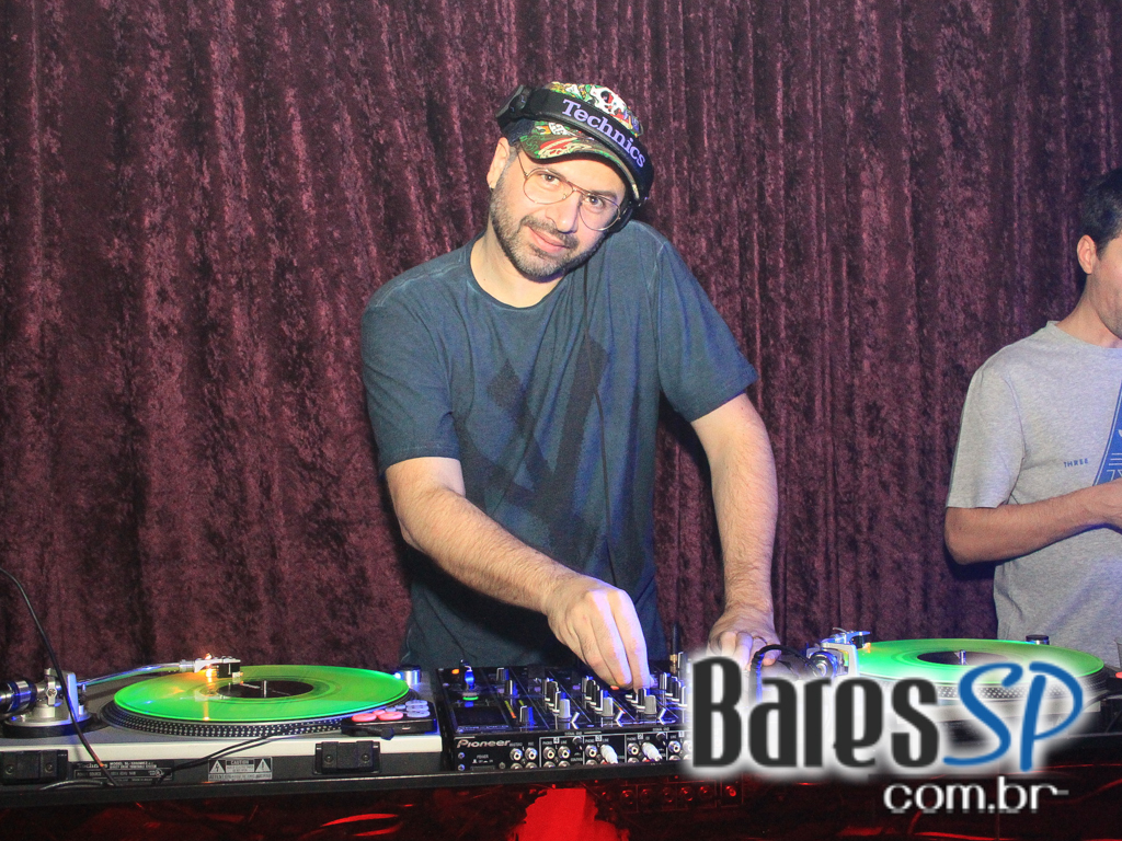 Clássicos da música eletrônica sábado com line-up exclusivo de DJs no Mono Club Clássicos da música eletrônica sábado com line-up exclusivo de DJs no Mono Club