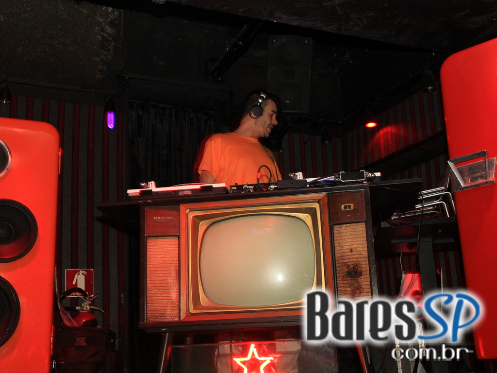 Clássicos da música eletrônica sábado com line-up exclusivo de DJs no Mono Club Clássicos da música eletrônica sábado com line-up exclusivo de DJs no Mono Club