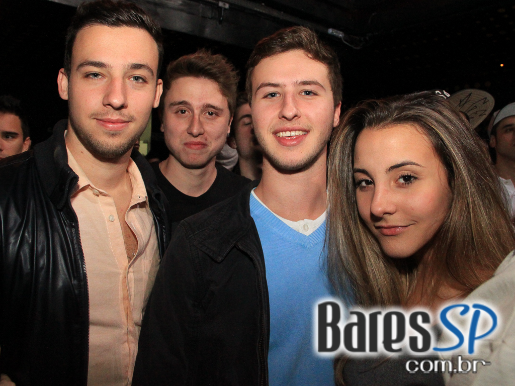 Apresentação da banda Aliados no palco do Na Mata Café Apresentação da banda Aliados no palco do Na Mata Café