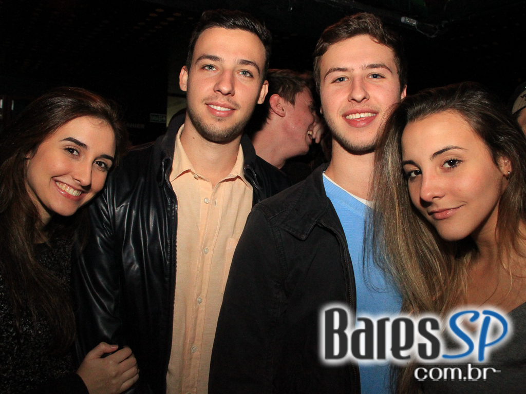 Apresentação da banda Aliados no palco do Na Mata Café Apresentação da banda Aliados no palco do Na Mata Café