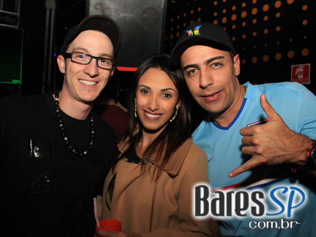 Apresentação da banda Aliados no palco do Na Mata Café Apresentação da banda Aliados no palco do Na Mata Café