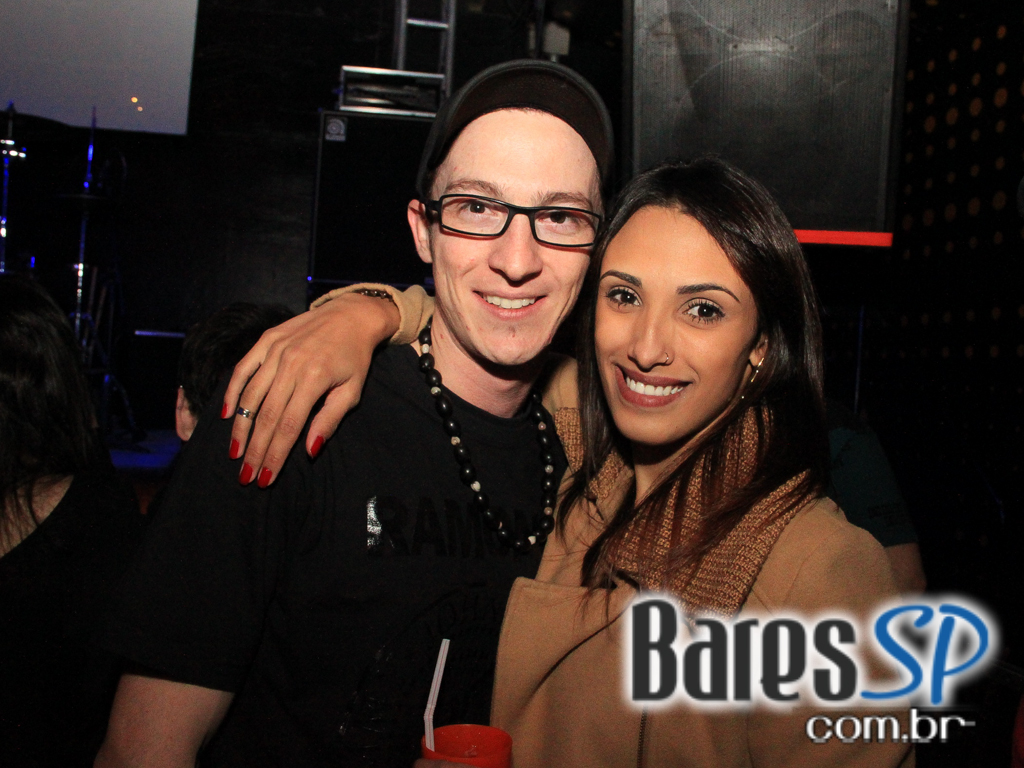 Apresentação da banda Aliados no palco do Na Mata Café Apresentação da banda Aliados no palco do Na Mata Café