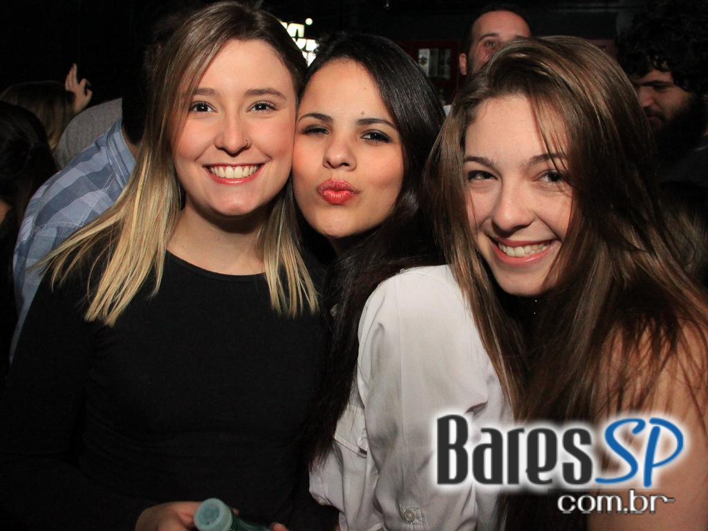 Apresentação da banda Aliados no palco do Na Mata Café Apresentação da banda Aliados no palco do Na Mata Café