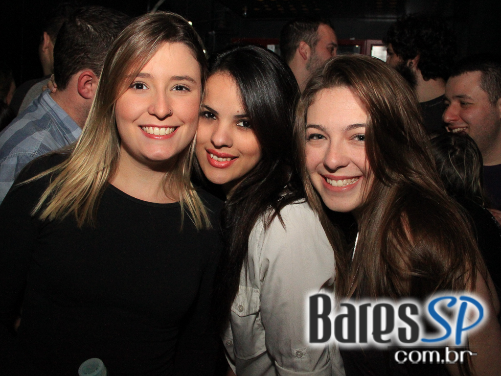 Apresentação da banda Aliados no palco do Na Mata Café Apresentação da banda Aliados no palco do Na Mata Café