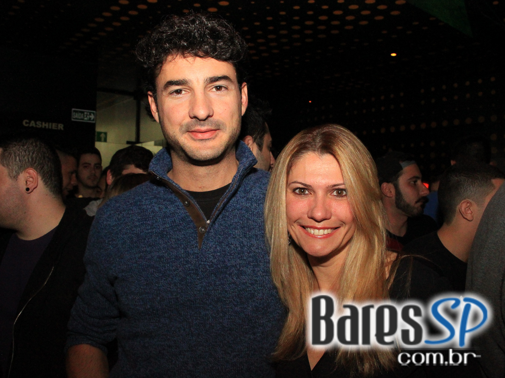 Apresentação da banda Aliados no palco do Na Mata Café Apresentação da banda Aliados no palco do Na Mata Café