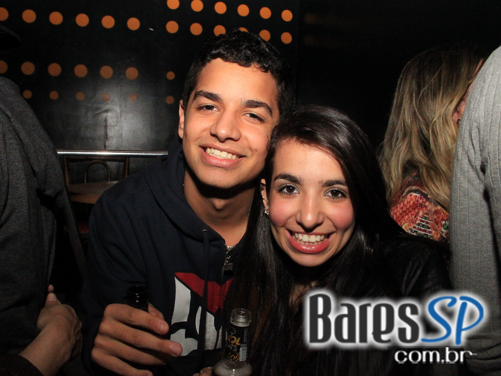 Apresentação da banda Aliados no palco do Na Mata Café Apresentação da banda Aliados no palco do Na Mata Café