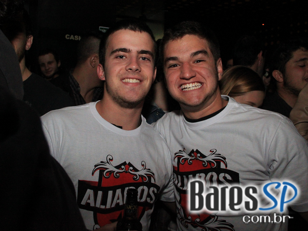 Apresentação da banda Aliados no palco do Na Mata Café Apresentação da banda Aliados no palco do Na Mata Café