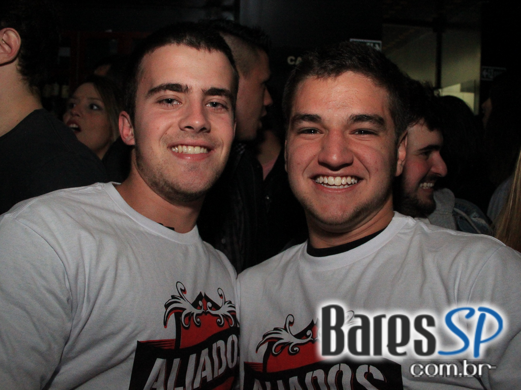 Apresentação da banda Aliados no palco do Na Mata Café Apresentação da banda Aliados no palco do Na Mata Café